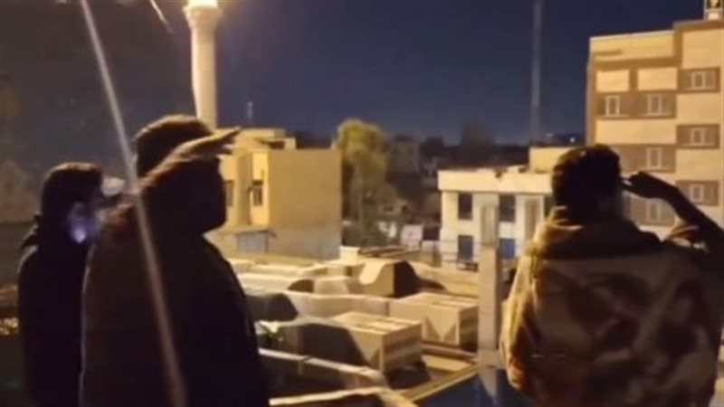 إيرانيون يسخرون من