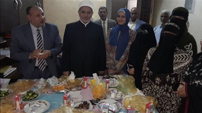 بعد واقعة التسمم، رئيس جامعة الأزهر ونائبه للوجه القبلي يتناولان وجبة العشاء مع طالبات الأقصر