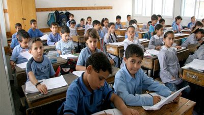  انتظام امتحانات شهر أكتوبر لطلاب صفوف النقل بالمدارس في اليوم الثالث