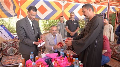 محافظ أسيوط يشهد حصاد محصول الرمان بقرية بويط