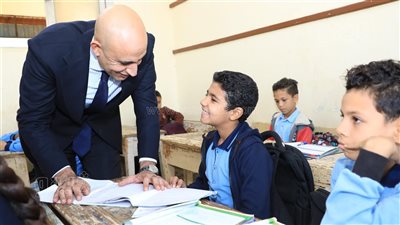 وزير التعليم يوجه باستمرار تحفيز الطلاب على الانتظام في الحضور إلى المدرسة