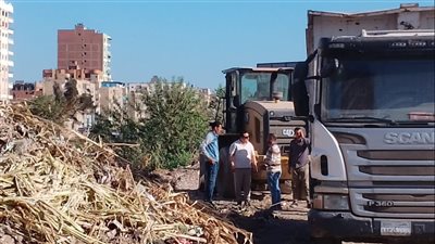 رفع 1800 طن مخلفات هدم من حرم طريق المنصورة بالدقهلية (صور)