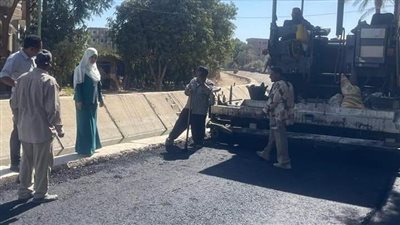 محافظ أسيوط يتابع خطة مشروعات رصف الطرق