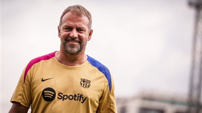 مدرب برشلونة يحصد جائزة المقعد الذهبي في إسبانيا