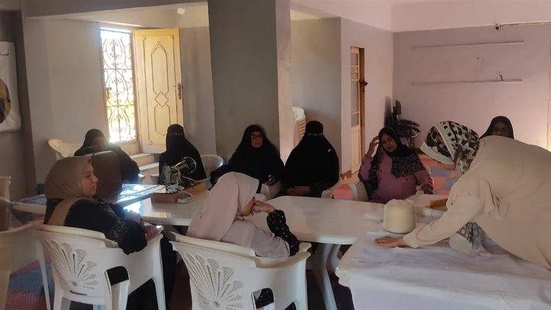 ورشة عمل لتعليم الخياطة،