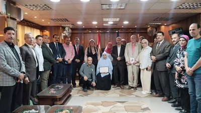 مدير تعليم دمياط يكرم المعلمة وسام عبدالله نصر