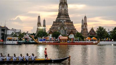 آلاف التايلانديين يحتشدون لمشاهدة الموكب الملكي (صور)