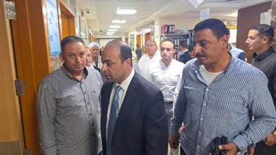 محافظ الشرقية يطمئن على الحالة الصحية لمصابي حادث بورسعيد