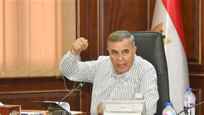 محافظ الإسكندرية يبحث مع ممثلي السلاسل والمحال التجارية عرض السلع بأسعار مخفضة