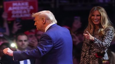 ظهور مفاجئ لميلانيا في تجمع انتخابي لزوجها، وترامب يستقبلها بالأحضان (فيديو)