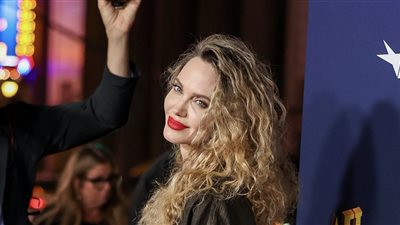 أنجلينا جولي بفستان ذهبي في عرض فيلمها Maria بمهرجان معهد الأفلام الأمريكية