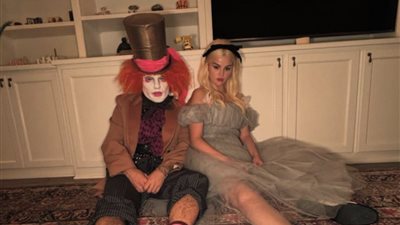 بمناسبة الهالوين، تنكر سيلينا جوميز وبيني بلانكو بشخصيات أليس في بلاد العجائب (صور)