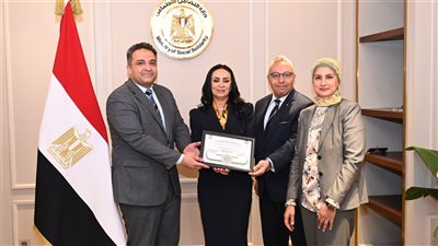 وزيرة التضامن تتسلم شهادة الهرم الأخضر لإنشاء أول حضانة صديقة للبيئة 