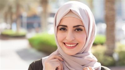 هل يجوز إظهار جزء من الشعر خارج الحجاب؟ الإفتاء تحسم الجدل