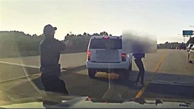 مقطع صادم، شرطي أمريكي يطلق النار على رجل مريض بسبب قبعة ويثير ضجة (فيديو)