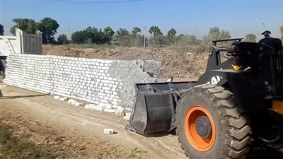 مجلس مدينة الأقصر يواصل إزالة حالات التعدي على الأراضي الزراعية (صور)