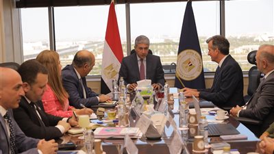 وزير الآثار يبحث سبل تعزيز سياحة السفن البحرية