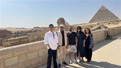 الفنان التركي الشهير بوراك دينيز يزور الأهرامات (صور)