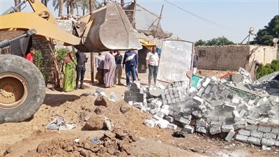 إزالة حالتي بناء مخالف في قنا