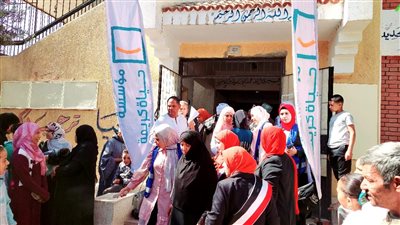 جامعة سوهاج تعالج 814 مواطن خلال قافلة طبية بقرية باصونة 