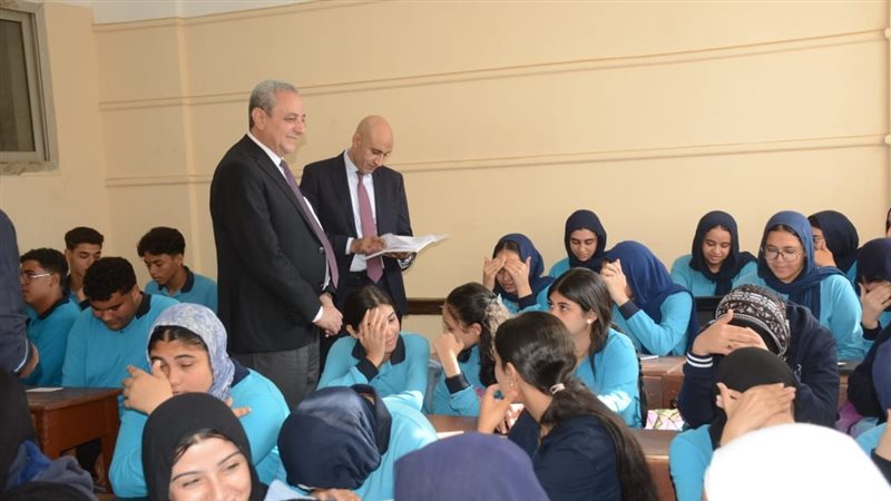 وزير التعليم ومحافظ