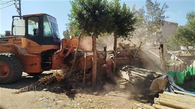 ضاحي يشن حملة لإزالة مبنى في المهد بقرية صفط زريق بالشرقية 