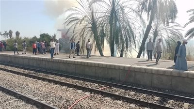 حريق خلف محطة قطار في الأقصر، والحماية المدنية تدفع بـ 3 سيارات إطفاء (صور)