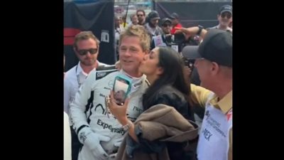 امرأة تهجم على براد بيت وتقبله أثناء تصوير فيلم F1 بالمكسيك (فيديو)