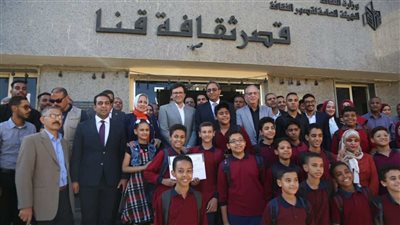 وزير الثقافة يتفقد قصر ثقافة قنا ومكتبة مصر العامة، ويوجه بعرض أفلام وثائقية 