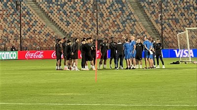 مدرب العين يعقد جلسة تحفيزية مع لاعبيه قبل المران استعدادا للأهلي (فيديو)