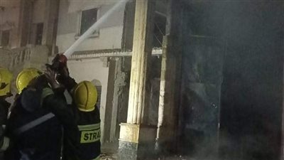 نائب مدير أمن الجيزة يتفقد موقع حريق مخزن كراسي أبو صير (صور)