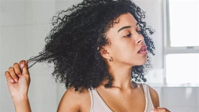 وصفة طبيعية لترطيب الشعر الجاف وتنعيمه وإعادة جماله