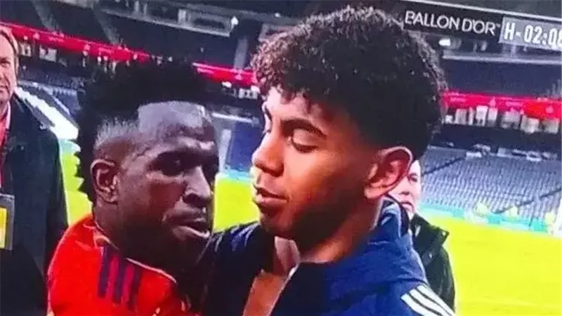 يامال يحمل فينيسيوس،