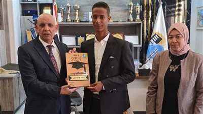 رئيس مياه قنا يكرم الطالب الأول على مستوي المحافظة بنظام التعليم والتدريب المزدوج (صور)