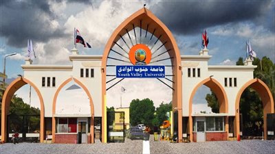رئيس جامعة جنوب الوادي يناقش معدلات إنجاز المشروعات التطويرية 