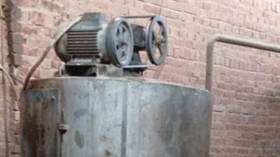 ضبط مصنع غير مرخص لإعادة تدوير زيوت السيارات بالصف 