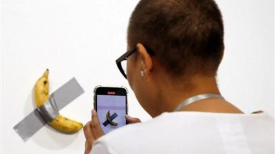 موزة على جدار، عرض عمل فني للبيع في مزاد مقابل مبلغ هائل