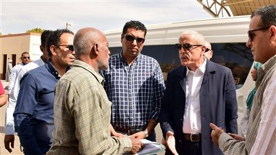 محافظ الأقصر يتابع الالتزام بتعريفة الركوب بموقف سيارات الأجرة (صور)