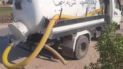 رئيس مدينة طهطا بسوهاج يتابع أعمال زراعة وري الأشجار للحفاظ على المساحات الخضراء 