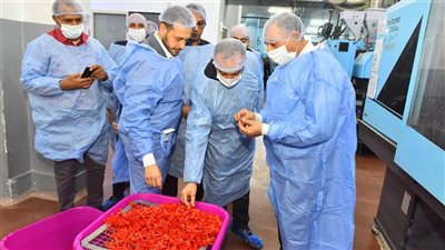 يوفر 850 فرصة عمل، محافظ أسيوط يتفقد مصنع المستلزمات الطبية وخطوط إنتاج السرنجات (فيديو)