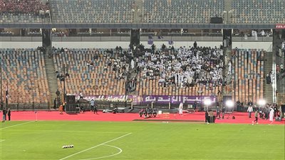 هتافات جماهير العين للاعبين فور النزول لعمليات الإحماء (فيديو)