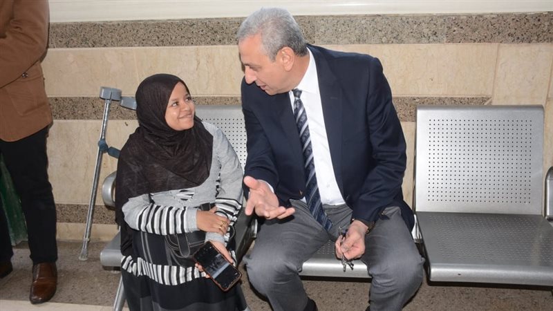 محافظ الغربية يلتقي