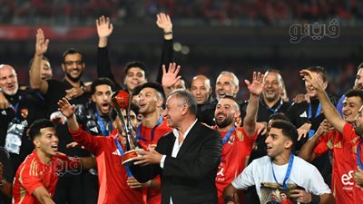 الخطيب يرفع كأس بطولة القارات الثلاث (فيديو وصور)