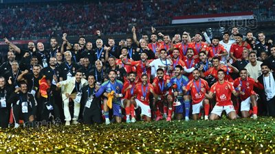 احتفالات لاعبي الأهلي بعد التتويج بكأس القارات الثلاث (فيديو وصور)