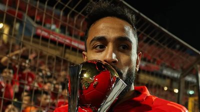 لقطة تريند، كهربا يخطف كأس القارات الثلاث ويهرول به خارج الملعب والجماهير تداعبه (فيديو)