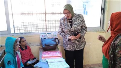  مديرة تعليم 6 أكتوبر تتفقد مدرسة المستقبل وتشرح للطلاب درسا للغة العربية (صور)
