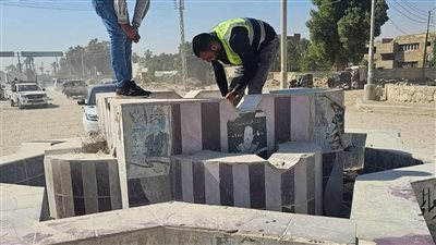 مواطن يتبرع بعمل جزيرة وسطى بأحد شوارع الصف لمنع السير عكس الاتجاه (صور)