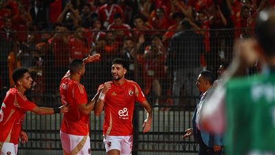 وسام أبو علي يهدي قميصه لمشجع أهلاوي وفرحة عارمة للطفل ( فيديو)