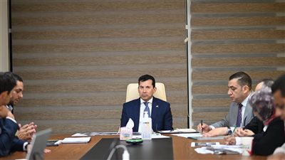 وزير الشباب والرياضة يلتقي اللجنة العليا الخاصة بماراثون زايد الخيري