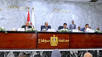 محافظ سوهاج يترأس اجتماع المجلس التنفيذي استعدادًا لتشغيل المجمعات الخدمية 